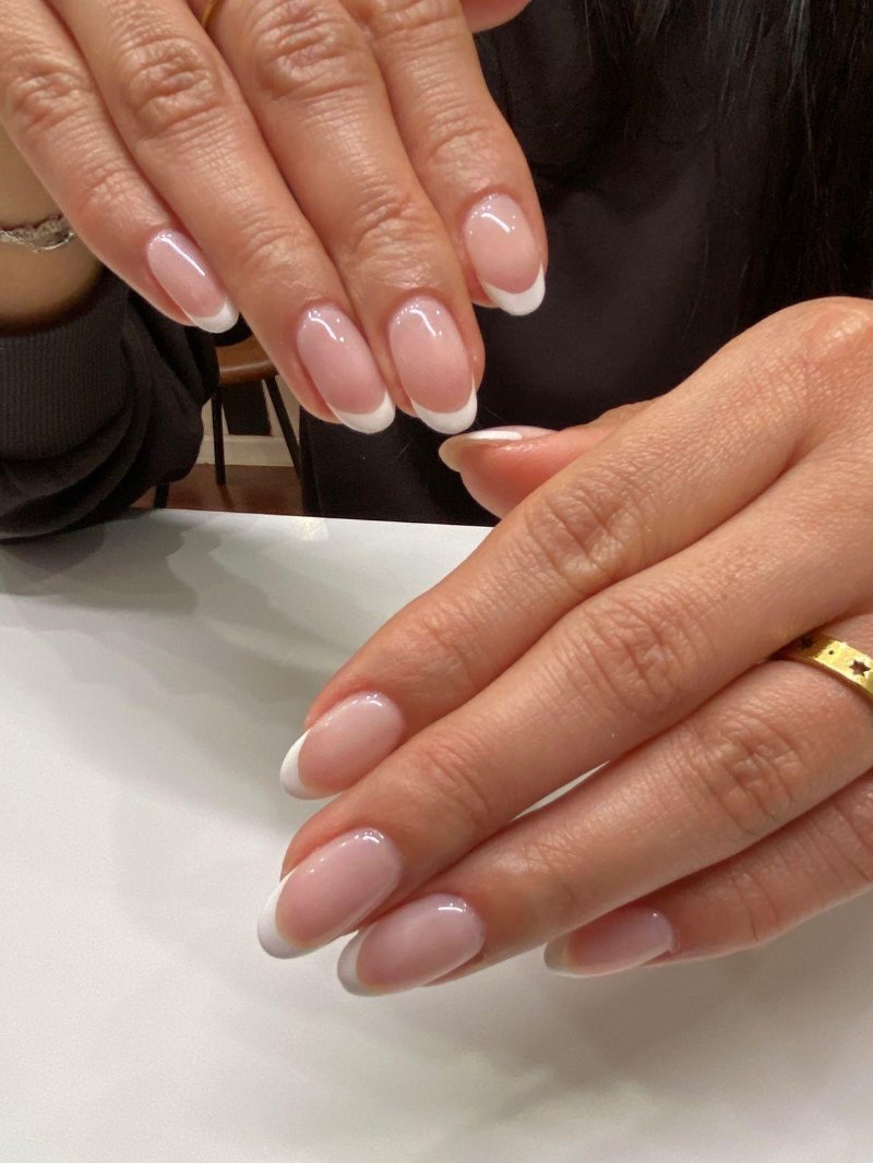 Detalle de una manicura francesa del salón.
