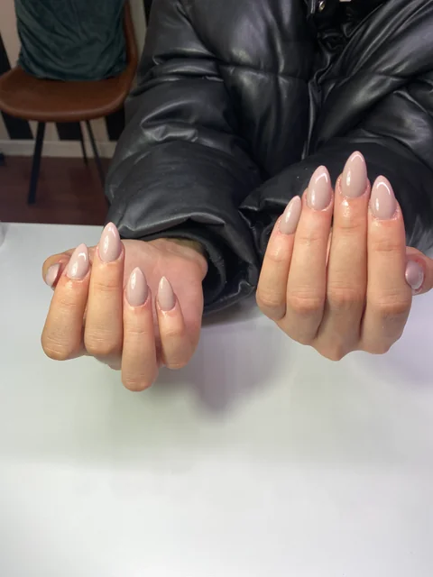 Uñas largas almendradas en tono nude rosado.