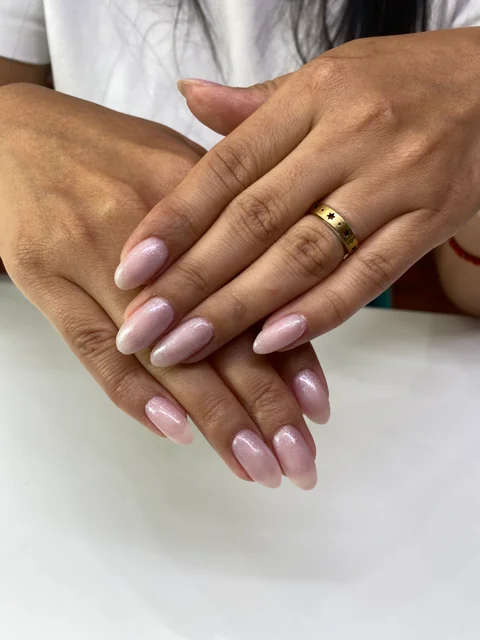 Manicura almendrada en rosa nacarado con brillo suave.